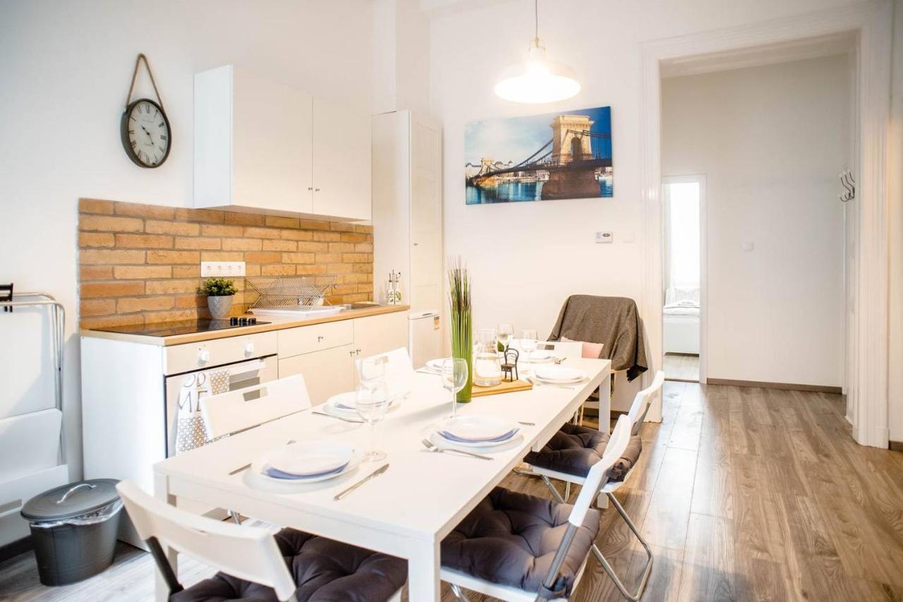 Comfy, renewed 3 bedroom apt in center Boedapest Buitenkant foto