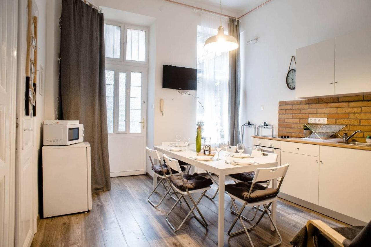 Comfy, renewed 3 bedroom apt in center Boedapest Buitenkant foto