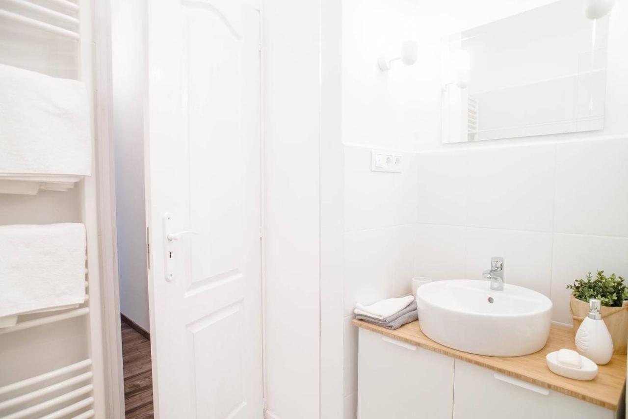 Comfy, renewed 3 bedroom apt in center Boedapest Buitenkant foto