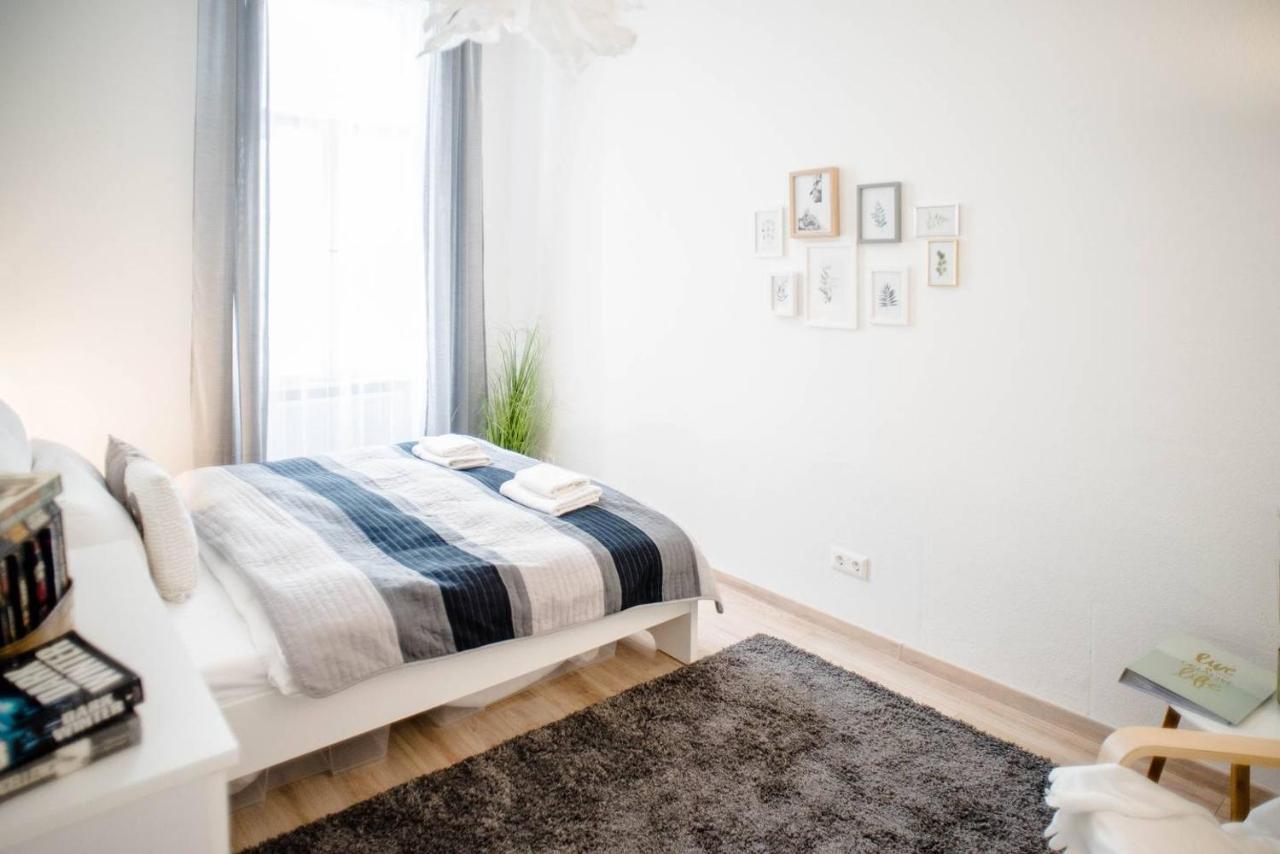 Comfy, renewed 3 bedroom apt in center Boedapest Buitenkant foto